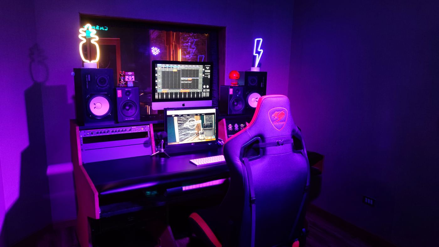 Sala de control con consola Behringer Wing en Estudio Casa Mistral Santiago